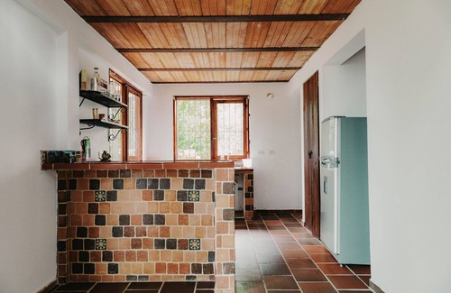 Guarne House | Large Country House, close to the Airport (pet friendly)