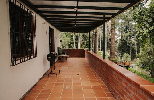 Guarne House | Large Country House, close to the Airport (pet friendly)