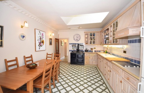 Falkland House | Large Country House sleeps 14, in 6 bedrooms, 5 bathrooms and a downstairs WC