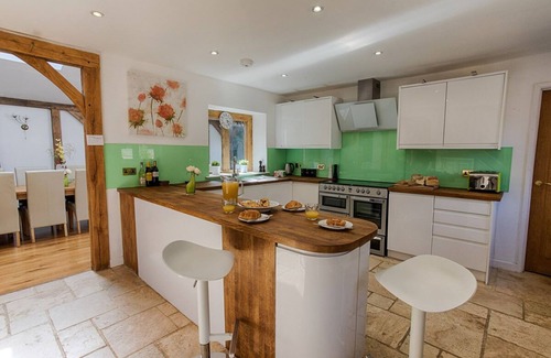 Hungerford House | Large Country Idyll for Families or Party Groups - Sleeps 18, Hot Tub & Garden
