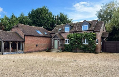 Hungerford House | Large Country Idyll for Families or Party Groups - Sleeps 18, Hot Tub & Garden
