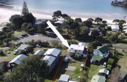 Whangapoua House | Large Cozy Kiwi Bach - 1 minute walk to one of New Zealand’s best beaches