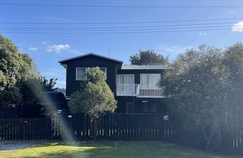 Whangapoua House | Large Cozy Kiwi Bach - 1 minute walk to one of New Zealand’s best beaches