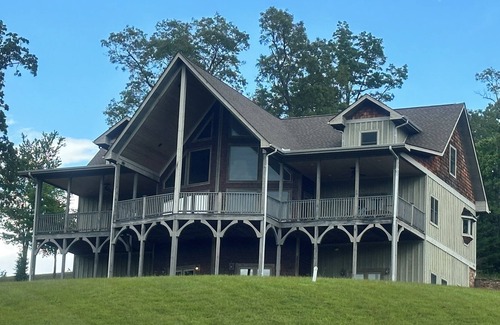 Franklin House | LARGE CUSTOM BUILT HOME!!