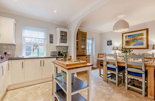 Shipton under Wychwood Cottage | Large dog friendly holiday home - Myrtle House