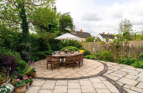 Shipton under Wychwood Cottage | Large dog friendly holiday home - Myrtle House