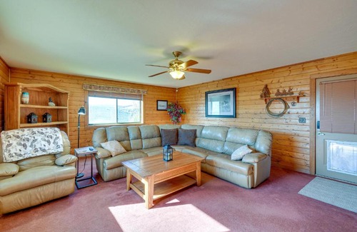 Diamond Valley House | Large Deck and Mountain Views Prescott Getaway!
