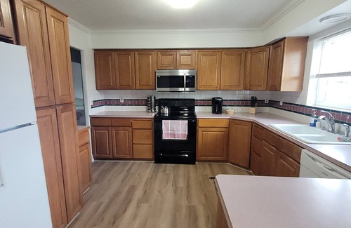 South Richland House | large deck! Close to rivers and all shopping