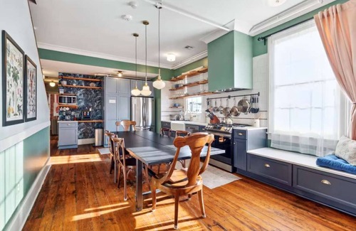 Faubourg Lafayette Bed & Breakfast | Large Designer Suite Steps to Downtown & Streetcar