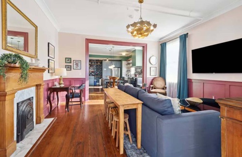Faubourg Lafayette Bed & Breakfast | Large Designer Suite Steps to Downtown & Streetcar