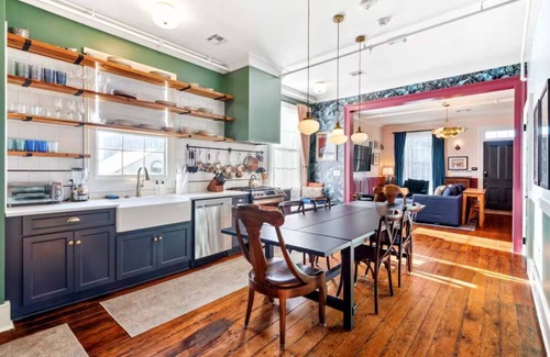 Faubourg Lafayette Bed & Breakfast | Large Designer Suite Steps to Downtown & Streetcar