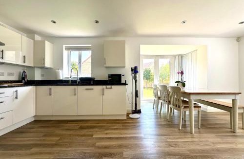 Bicester House | Large Detached 5 bedroom House in Bicester