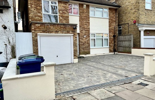 West Finchley House | Large detached house, ideally located for local amenities and public transport