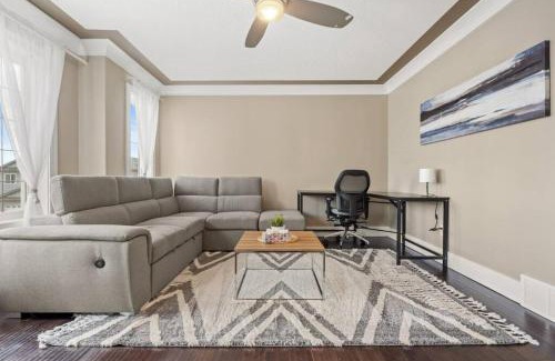 Northwest Edmonton House | Large Detached Near Anthony Henday in Albany with 2 Living Rooms, Netflix, Office Space, AC, Perfect for Families, Sleeps 13