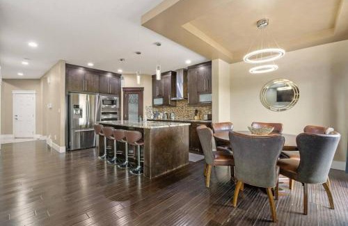 Northwest Edmonton House | Large Detached Near Anthony Henday in Albany with 2 Living Rooms, Netflix, Office Space, AC, Perfect for Families, Sleeps 13