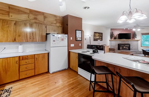 Joseph House | Large Dog-Friendly Duplex with Lovely Interior + Free WiFi, Private Washer/Dryer