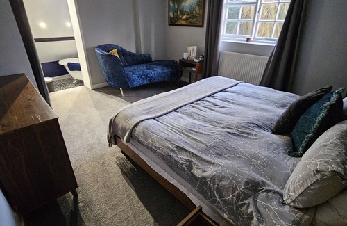 Tring Bed & Breakfast | Large Double Bedroom with en-suite Shower Room