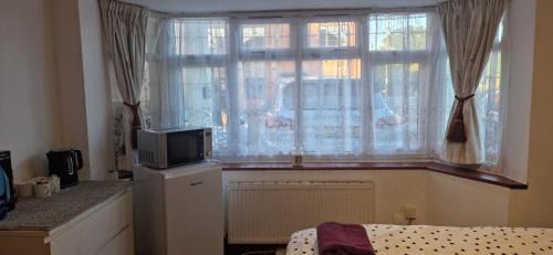Pinkwell House | Large Double room near London Heathrow Airport