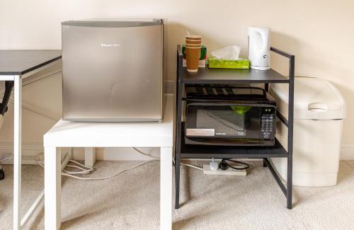 Swindon House | Large Double Room & Private EnSuite Bathroom, Badbury Park, Swindon, Near Great Western Hospital