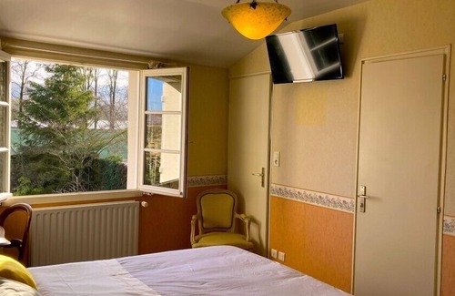 Remoncourt House | Large Double Room Queen size with Garden View