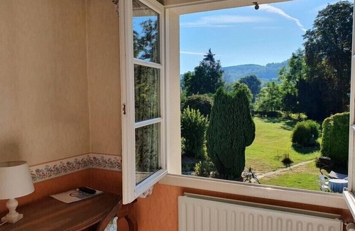 Remoncourt House | Large Double Room Queen size with Garden View