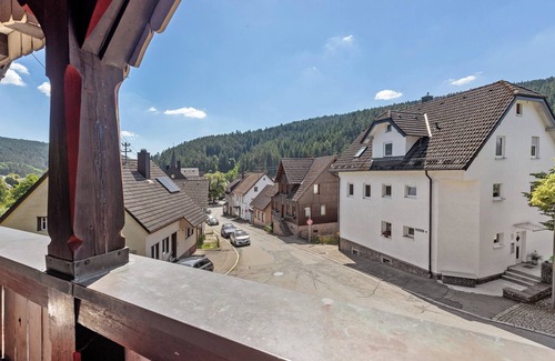 Tennenbronn Apartment | Large Double Room with Shared Garden, Balcony and Wi-Fi