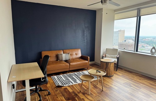 Downtown Dallas Apartment | Large downtown Dallas apartment with a view