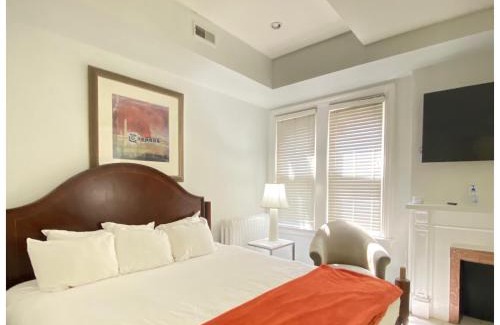 Columbia Heights Apartment | Large DUPLEX Apt 2Bdrm 1Den-Metro