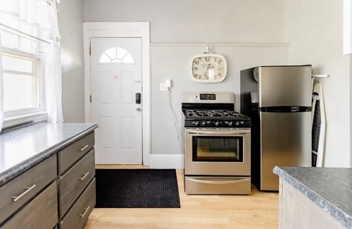Cleveland House | Large duplex king size bed and two queen size