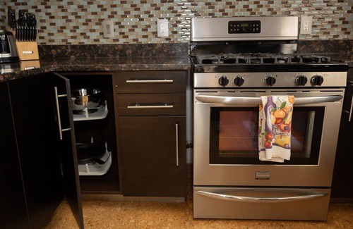 Highland Business Apartment | Large duplex w/6 bedrooms, 4 baths, 2 living rooms, washer/dryer. Pet friendly!