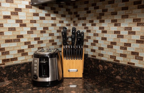 Highland Business Apartment | Large duplex w/6 bedrooms, 4 baths, 2 living rooms, washer/dryer. Pet friendly!