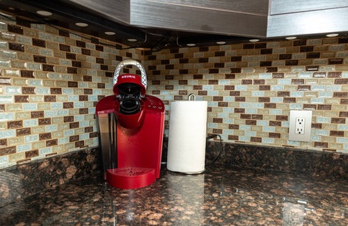 Highland Business Apartment | Large duplex w/6 bedrooms, 4 baths, 2 living rooms, washer/dryer. Pet friendly!