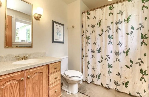 Enumclaw House | Large, elegant home!
