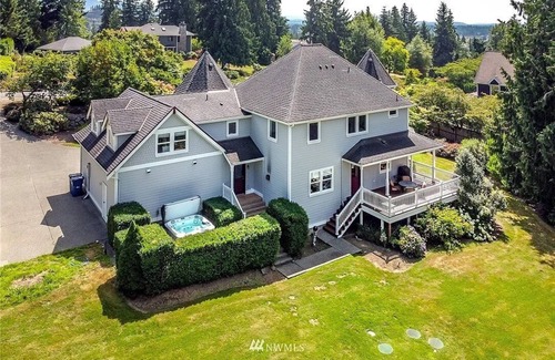 Enumclaw House | Large, elegant home!