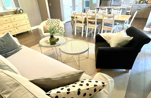Coquitlam House | LARGE EXECUTIVE & NEW SPACIOUS 3 Bdrm HOME, 30 min to DT! FREE PARKING, FAST Net