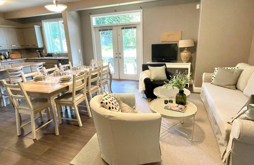 Coquitlam House | LARGE EXECUTIVE & NEW SPACIOUS 3 Bdrm HOME, 30 min to DT! FREE PARKING, FAST Net