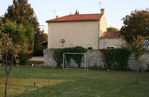 Villeneuve-la-Comtesse House | Large family home - private heated pool - 3 bathrooms - 3 WCs