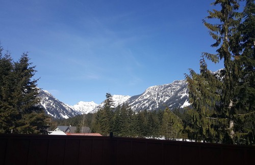 Hyak Ski Chalet | LARGE FAMILIES REUNIONS, ELOPE, CORPORATIONS MEETINGS & MORE