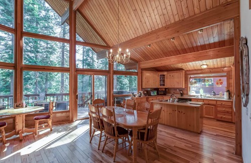 Lake Almanor West Cabin | Large family cabin getaway on Golf Course at Lake Almanor West