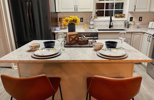 Newnan House | Large Family Cottage, King Master Bed, Downtown Newnan, Local Park &City of Hope