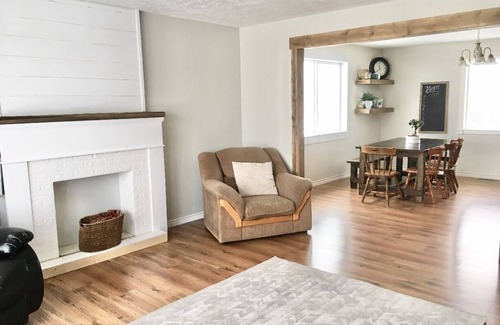 Cardston County House | Large, Family Friendly Country Full house near Waterton and Cardston