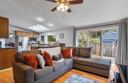 Olympia House | Large Family-Friendly Home on NW Side - Dogs OK