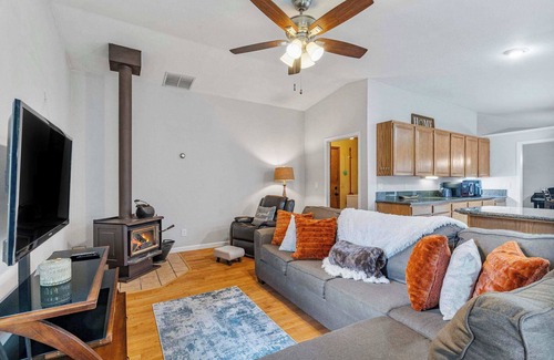 Olympia House | Large Family-Friendly Home on NW Side - Dogs OK