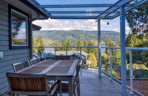 Sechelt House | Large Family home - 2 min walk to the beach with waterviews.