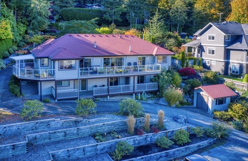 Sechelt House | Large Family home - 2 min walk to the beach with waterviews.