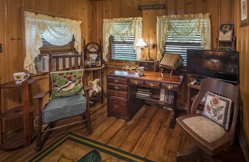Glen Rose House | Large Family Home. Dinosaur Tracks just Upstream!