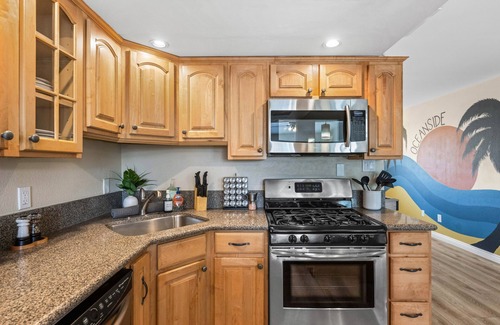 North Valley House | Large Family Home Minutes to the Beach & Shopping. Heated Pool/Spa & Pet Friendly!