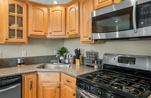 North Valley House | Large Family Home Minutes to the Beach & Shopping. Heated Pool/Spa & Pet Friendly!