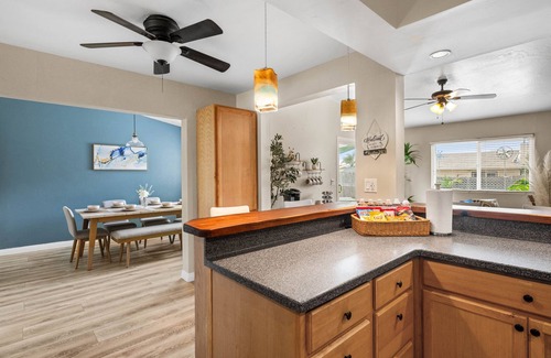 North Valley House | Large Family Home Minutes to the Beach & Shopping. Heated Pool/Spa & Pet Friendly!