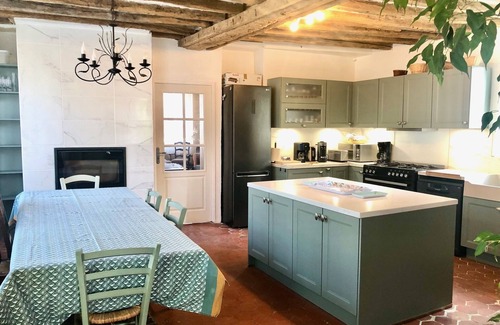 Verdelot House | Large family home near Disneyland 44 kms)